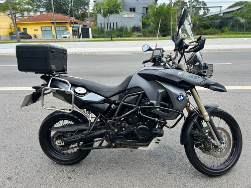 Cor Cinza Com Diversos Acessórios.