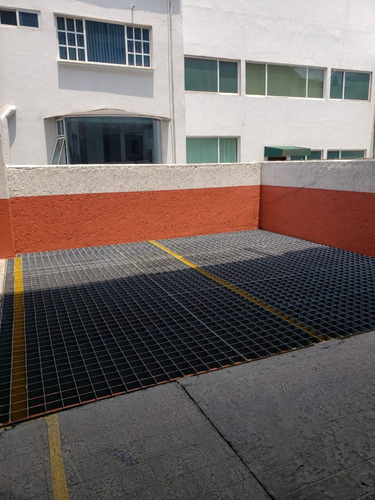 Oficina Amplia, Con Excelente Ubicación Se Aceptan Créditos