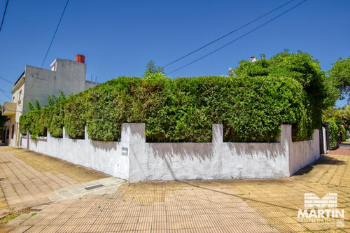 Casa En Esquina De 4 Ambientes Con Jardín - Martínez.