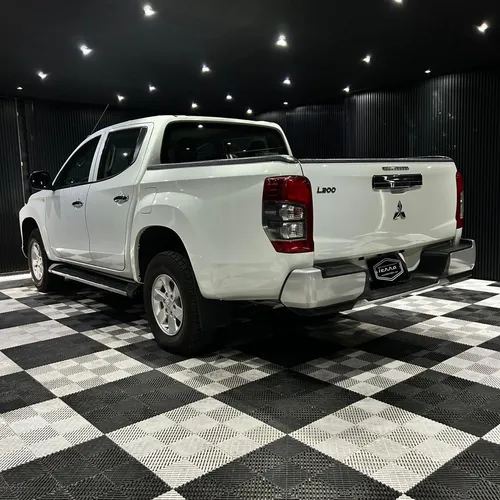 Mitsubishi L200 2.4 GLX 4x2 Mt