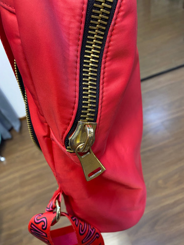 Mochila Dear Jackie Smith Cerca Del Cierre Una Pequeña Manch Rojo Liso (Usado)