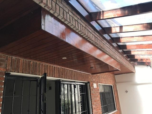 Hermosa Casa Con Garaje Y Fondo Verde, Zona De Colegios