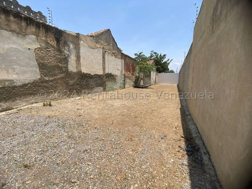 Raiza Suarez Vende De Oportunidad Terreno En Centro De Barquisimeto 2 4 2 4 4 7 9 De 366 Mtr2, Con Una Excelente Ubicación En El Corazón Del Centro De La Ciudad A Pie De Calle, Zona De Alto Trafico