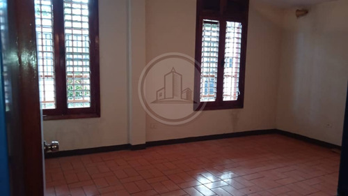 Hermosa Casa Céntrica Ideal Para Proyecto Comercial En La Urbanización Los Caobos. 002jsc