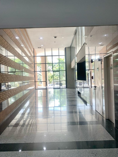 Oficina En Venta, Torre Empresarial Valoralta, Los Dos Caminos.