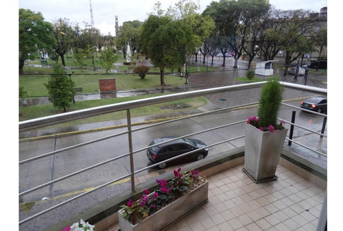 Imagen 2 de 14 de Departamento Frente A La Plaza, Edificio Corona Plaza