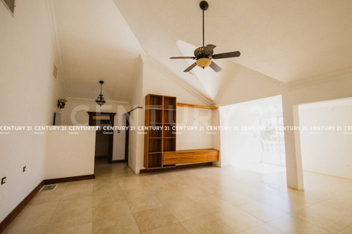 Casa En Venta Con Alberca, En Fraccionamiento Hacienda Santa Fe Chihuahua, Chih.