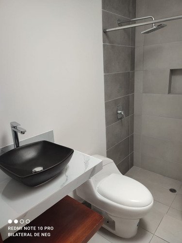 Hermosa Casa Minimalista . Tumbaco. Seguridad, Mucha Luz Natural, Conjunto Pisicina