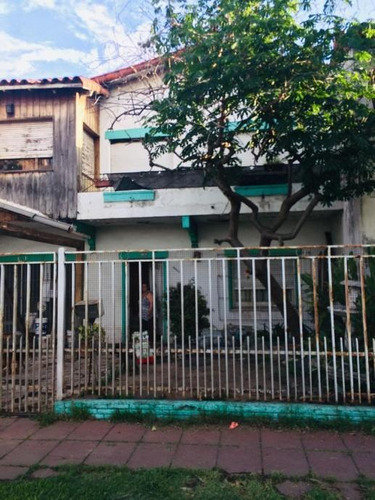 Imagen 1 de 11 de Permuta - Chalet De 7 Ambientes A Reclicar En Venta - Castelar Norte