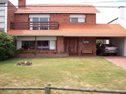 Casa En Alquiler En Pleno Manantiales, 3 Dormitorios Mas Dependencia De Servicio.- Ref: 126