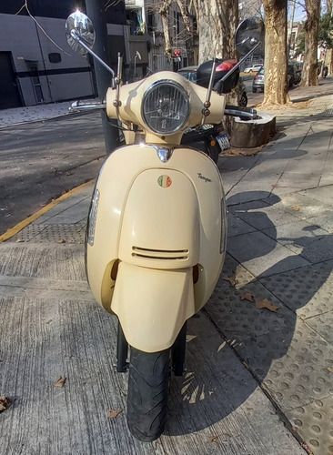 Imagen 3 de 9 de Scooter Beta Tempo 150 Baul Y Soporte Parabrisas