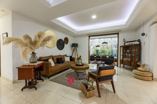Casa En Venta De Lujo El Palomar Con Vista Panorámica Y Amplio Jardín