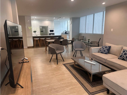 Apartamento En Venta Remodelado En Altamira Con Balcón