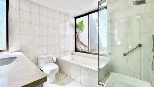 Casa En Venta De 6 Dorm. En Lo Barnechea