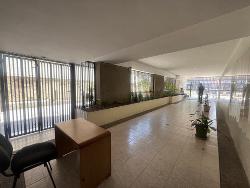 En Alquiler Oficina En La Av. Rómulo Gallegos.