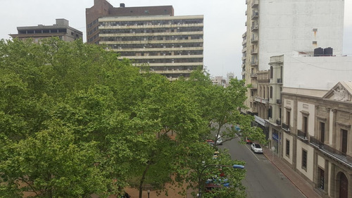 Imagen 2 de 9 de Oficina En Alquiler En Peatonal Sarandi, Frente A Plaza Matriz