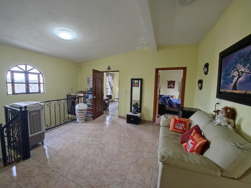 Casa En Venta En Col. Iztaccihuatl De Dos Niveles Con Jardín.