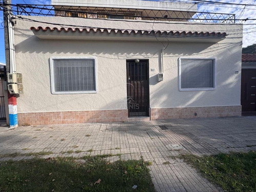 La Blanqueada Ref Y1702 Casa En Alquiler (jose Catala Y Cadiz) A 1 Cuadra De Av. Luis A De Herrera