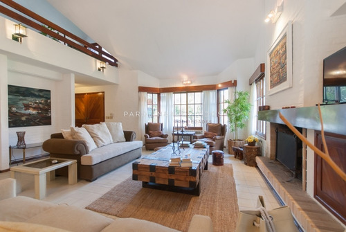 Hermosa Casa En Mansa Ideal Para Vivir Todo El Año- Ref: 2716