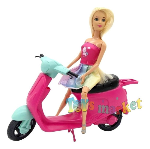 Poppi Kiara y su moto