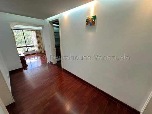 Espectacular Apartamento Completamente Remodelado Con Grandes Ventanales, Calle Cerrada 25-571