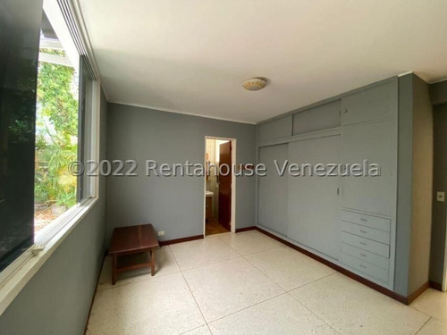 Imagen 19 de 21 de George Tahan #23-5559 Venta Acogedora Casa Duplex, Con Amplios, Integrados E Iluminados Espacios De Ambiente Boho-chic Que Conducen A Un Agradable Jardín Posterior.
