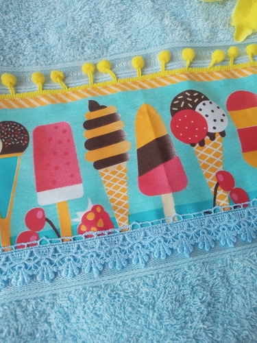 Imagem 5 de 5 de Toalha De Banho Azul 67x140cm Com Tricoline, Pompom E Guipir