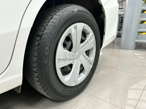 Toyota Yaris 4p Sedán Base L4/1.5 Aut