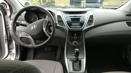 Imagen 8 de 12 de Hyundai Elantra 2015 1.8 Gls Premium At