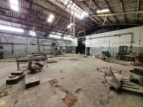 Vende Local Industrial O Deposito - Padrón Único De 1800 M2 - Brazo Oriental