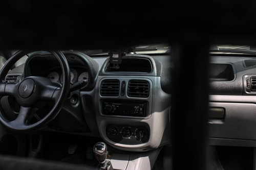 Imagem 10 de 15 de Renault Clio Authentique Hi-flex 1.0 16v 3p