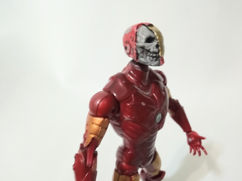 Cuatro Cabezas Custom No Incluye Figura De Iron Man Zombie (Usado)