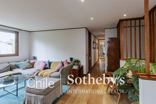 Estupenda Casa Remodelada En Vitacura, Excelente Ubicación.
