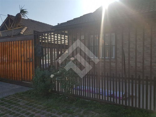 Casa En Venta De 3 Dorm. En Peñalolén