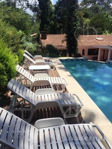 Punta Del Este, Casa De 3 Dormitorios Y Dependencias En Mansa Con Piscina Climatizada.- Ref: 43189
