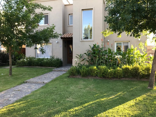 Casa En Venta De 3 Dormitorios En Barrio Privado La Comarca, Sobre Corredor Bancalari.
