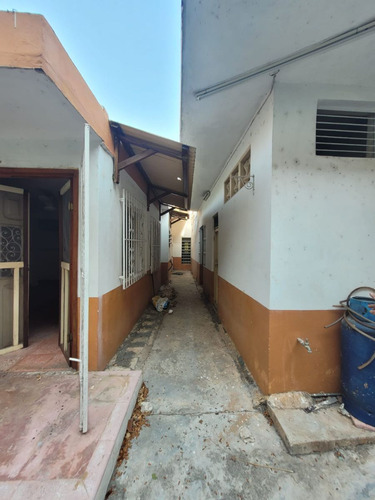 Casa Amplia Con Techos Altos A 2 Cuadras De La Iglesia De San Cristobal