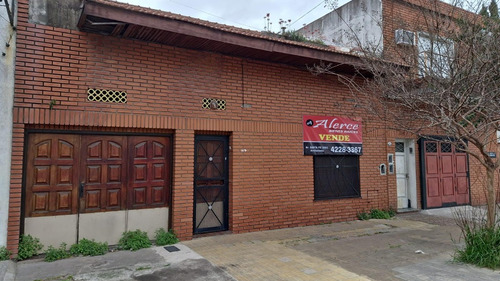 Imperdible Casa De 5 Amb. Con Gge. Espacios Amplios Y Ubicación Estratégica.