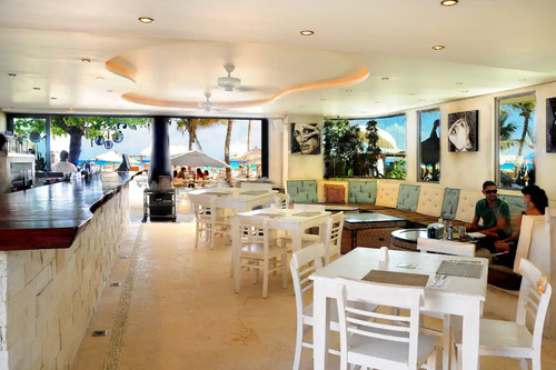 Condominio De Lujo A 200 Metros Del Mar, Con Club De Playa, Alberca, Jacuzzi 100 Metros De La Quinta Avenida, Con Servicios De Hotel, Concierge, Amueblado, En Venta En Playa Del Carmen, Centro.