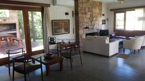 Casa Con Buenas Comodidades En Mansa A 2 Cuadras De La Playa- Ref: 1707