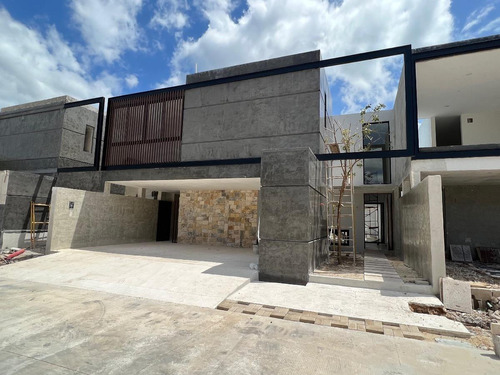 Casa En Venta Merida, Privada Varena, Modelo 4 Habitaciones, Entrega Inmediata.