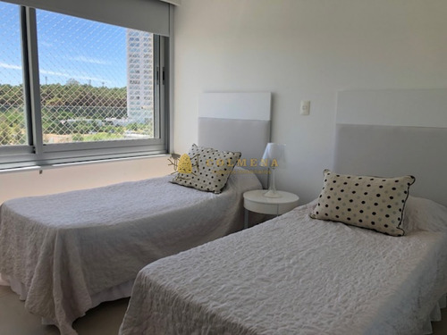 Apartamento En La Brava, De 3 Dormitorios Cuenta Con Excelentes Servicios, Vista Plena Al Mar - Consulte!!!!!!!!-ref:2383