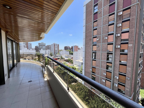 Espectacular Piso Alto Con Dos Cocheras Y Baulera En Pleno Centro De Martinez.