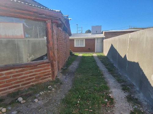 Complejo De 2 Locales Comerciales, 1 Departamento Y 5 Monoambientes Tipo Dormis En Cholila -chubut