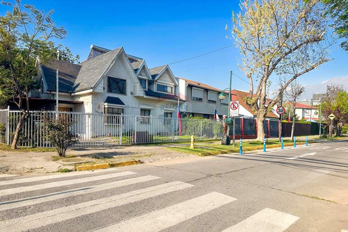 Se Vende Amplia Casa De 2 Pisos - Ñuñoa - Rm