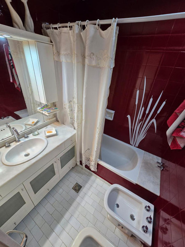 Casa Tipo Chalet De 6 Ambientes Con Jardin, Pileta Y Cochera En Venta. Olivos