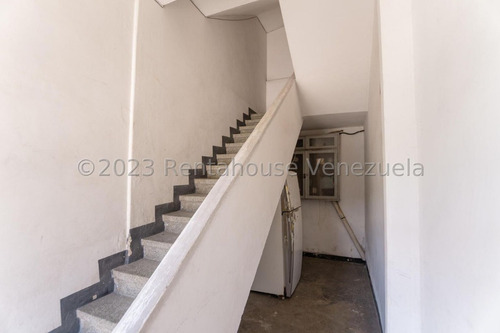En Venta Bello Edificio Con Potencial Para Remodelar En Los Rosales