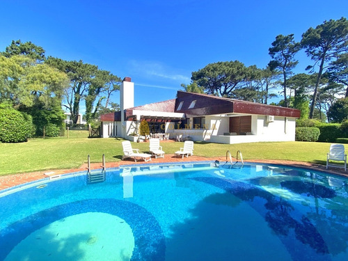Mansa, 5 Dorm Y Dependencia Con Piscina- Ref: 3647