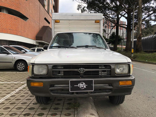 Imagen 2 de 10 de Toyota Hilux Cc 2400 Mecánica 4x2 Furgón Carga Seca