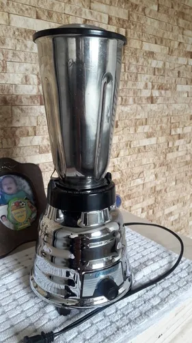 Licuadora con vaso de acero inoxidable sale